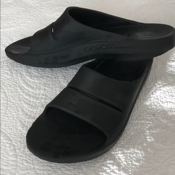 men's oofos slides